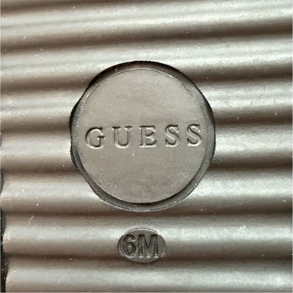 Guess Set - Picture 15 of 15